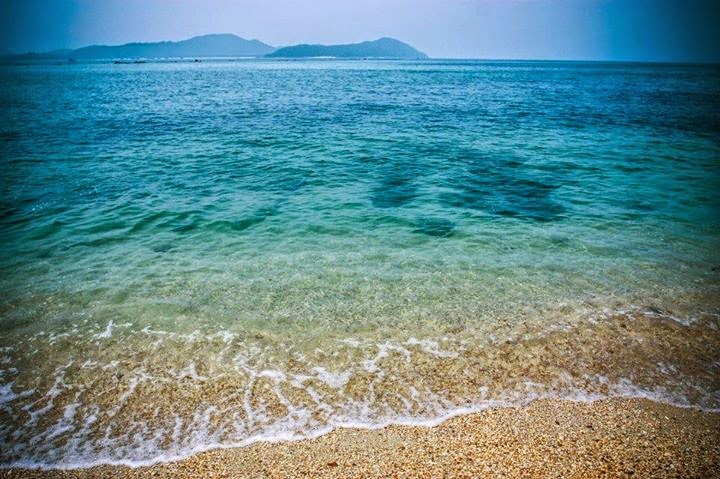 Nước biển trong xanh, bờ cát trắng, làn gió tươi mát  là những thứ bạn nhận được khi đặt chân tới biển Hồng Vàn