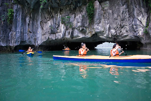 Chèo thuyền Kayak thăm Vịnh Hạ Long