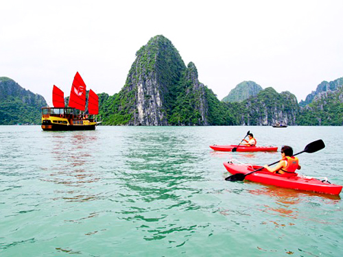 Chèo thuyền Kayak trên Vịnh Hạ Long