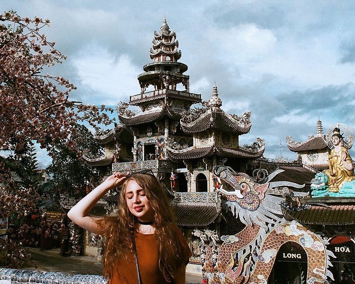 Viếng thăm chùa Linh Phước trong chuyến hành trình tour Đà Lạt Bảo Lộc 4 ngày