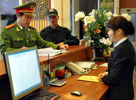 Công an Quảng Ninh hướng dẫn nhân viên khách sạn làm thủ tục lưu trú cho khách du lịch Công an Quảng Ninh hướng dẫn nhân viên khách sạn làm thủ tục lưu trú cho khách du lịch