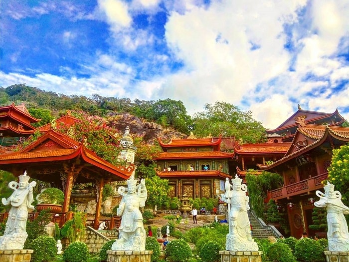 Du lịch miền Tây thăm chùa Hang uy nghi, cổ kính