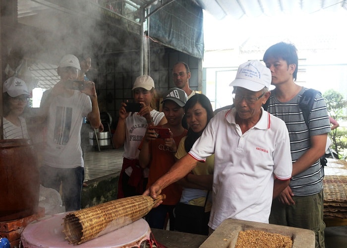 Lò Hủ Tiếu Quê Tôi hướng dẫn khách du lịch Cần Thơ cách làm hủ tiếu