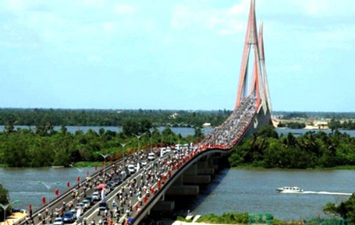 Cây cầu nối liền Cần Thơ và Vĩnh Long