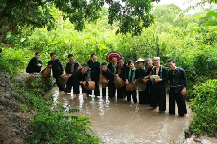 Bắt cá trên cù lao Minh