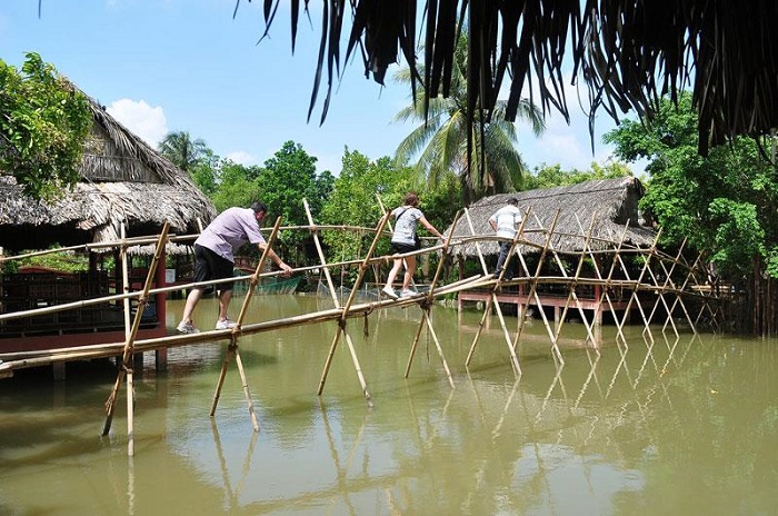 khách tour du lịch cần thơ 1 ngày thích thú với cầu khỉ