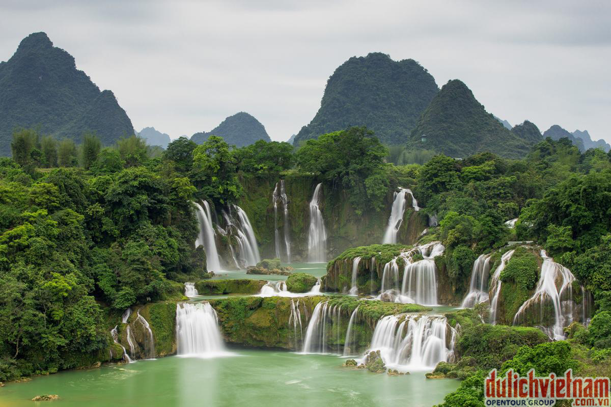 Thác Bản Giốc - thác có độ cao 53m, chia làm 3 tầng được coi là thác đẹp nhất Việt Nam và là thác lớn nhất Đông Nam Á