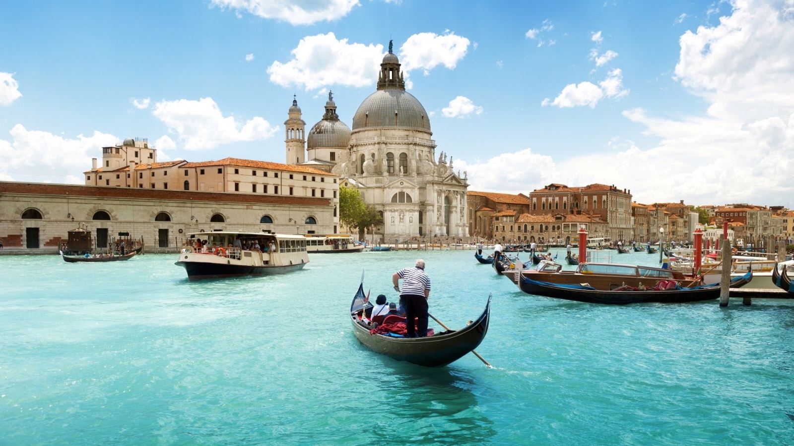 Du Thuyền Mũi Nhọn Gondola