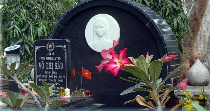 Ngậm ngùi trước mộ chị Võ Thị Sáu