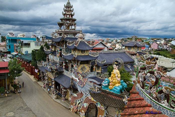 Chùa Linh Phước - với lối kiến trúc cầu kỳ, tuyệt đẹp, đặc biệt là sự hoàn thành điện thờ 324 Tượng Phật Quan Thế Âm Bồ Tát uy nghi, lộng lẫy.