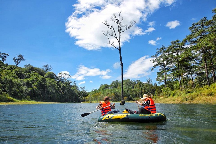 Phương tiện để dùng di chuyển tới nơi, đó chính là thuyền kayak