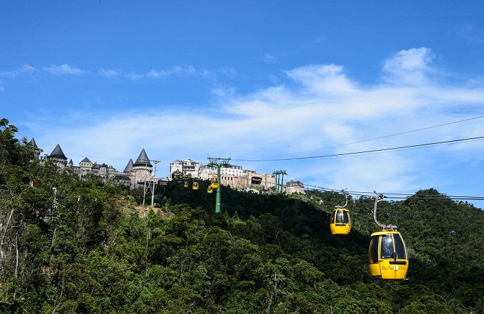 Tour du lịch Đà Nẵng - Hội An 3 ngày đưa quý khách tham quan những địa danh nổi tiếng như sau: Nằm cách trung tâm thành phố Đà Nẵng 30km về phía Tây Nam, Bà Nà Hill – “Hòn ngọc quý” của Đà Nẵng thu hút khách một lượng khách du lịch lớn bởi khí hậu quanh năm mát mẻ, phong cảnh nên thơ trữ tình cùng nhiều kỉ lục được Thế giới ghi nhận. Tour du lịch Đà Nẵng - Hội An 3 ngày Bà Nà Hills Tour du lịch Đà Nẵng - Hội An 3 ngày Cây cầu bàn tay Phật Tour du lịch Đà Nẵng - Hội An 3 ngày Khu phố Pháp Đà Nẵng là thành phố biển nhiều tiềm năng du lịch, được thiên nhiên ưu ái ban tặng những bãi biển hoang sơ, quyến rũ tuyệt đẹp như tranh vẽ. Bãi biển Mỹ Khê là bãi biển đẹp nhất Việt Nam từng được tạp chí kinh tế hàng đầu của Mỹ Forbes đã bình chọn bãi biển Mỹ Khê Đà Nẵng là một trong sáu bãi biển quyến rũ nhất hành tinh. Tour du lịch Đà Nẵng - Hội An 3 ngày Bãi biển Mỹ Khê Về đêm, du khách được tận mắt chứng kiến, thưởng lãm vẻ đẹp của một thành phố năng động. Phố Biển Đà Nẵng về đêm với các cây cầu nổi tiếng: Cầu Rồng phun lửa, Cầu treo Thuận Phước, Cầu Quay sông Hàn, Trung Tâm Thương Mại, Khu phố ẩm thực, Café - Bar - Discotheque, hoặc trải nghiệm cảm giác với Vòng quay Mặt trời Sun Wheel Tour du lịch Đà Nẵng - Hội An 3 ngày Cầu Rồng phun lửa Tour du lịch Đà Nẵng - Hội An 3 ngày Cầu sông Hàn quay Tour du lịch Đà Nẵng - Hội An 3 ngày Vòng quay mặt trời Tiếp tục chặng hành trình tour du lịch Đà Nẵng - Hội An 3 ngày, quý khách được tham quan Cù Lao Chàm. Dù vẫn được coi là một hòn ngọc thô, nhưng Cù Lao Chàm đã và đang trở thành điểm đến cực kỳ hấp dẫn đối với rất nhiều du khách trong và ngoài nước mỗi khi tới Hội An. Tour du lịch Đà Nẵng - Hội An 3 ngày Tàu cao tốc Cù Lao Chàm Sau đó, quý khách trở về với phố cổ Hội An. Tại đây, bạn được thamq quan những địa danh nổi tiếng như sau: Chùa Cầu Nhật Bản + Bảo tàng văn hóa Sa Huỳnh + Nhà Cổ hàng trăm năm tuổi + Hội Quán Phước Kiến & Xưởng thủ công mỹ nghệ… Tour du lịch Đà Nẵng - Hội An 3 ngày Bảo tàng văn hoá Sa Huỳnh Tour du lịch Đà Nẵng - Hội An 3 ngày Hội Quán Phước Kiến Quý khách sẽ được tham quan bán đảo Sơn Trà. Bán đảo Sơn Trà được xem là “viên ngọc quý” của du lịch Đà Nẵng, với những con đường uốn lượn vòng quanh cùng hệ động thực vật đa dạng. Bán đảo nằm trong địa bàn phường Thọ Quang, quận Sơn Trà có diện tích 4.439 ha đất liền. Nơi đây có bờ biển kéo dài, trong xanh quanh năm. Tour du lịch Đà Nẵng - Hội An 3 ngày Bán đảo Sơn Trà Đồng thời, trong chuyến tour du lịch Đà Nẵng - Hội An 3 ngày, quý khách đừng quên thưởng thức những đặc sản, một trong đó chính là Bánh tráng thịt heo 2 đầu da & Mỳ Quảng. Tour du lịch Đà Nẵng - Hội An 3 ngày Đặc sản Đà Nẵng