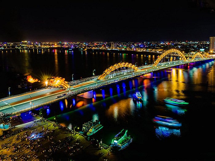 Tour du lịch Đà Nẵng - Hội An 3 ngày đưa quý khách tham quan những địa danh nổi tiếng như sau: Nằm cách trung tâm thành phố Đà Nẵng 30km về phía Tây Nam, Bà Nà Hill – “Hòn ngọc quý” của Đà Nẵng thu hút khách một lượng khách du lịch lớn bởi khí hậu quanh năm mát mẻ, phong cảnh nên thơ trữ tình cùng nhiều kỉ lục được Thế giới ghi nhận. Tour du lịch Đà Nẵng - Hội An 3 ngày Bà Nà Hills Tour du lịch Đà Nẵng - Hội An 3 ngày Cây cầu bàn tay Phật Tour du lịch Đà Nẵng - Hội An 3 ngày Khu phố Pháp Đà Nẵng là thành phố biển nhiều tiềm năng du lịch, được thiên nhiên ưu ái ban tặng những bãi biển hoang sơ, quyến rũ tuyệt đẹp như tranh vẽ. Bãi biển Mỹ Khê là bãi biển đẹp nhất Việt Nam từng được tạp chí kinh tế hàng đầu của Mỹ Forbes đã bình chọn bãi biển Mỹ Khê Đà Nẵng là một trong sáu bãi biển quyến rũ nhất hành tinh. Tour du lịch Đà Nẵng - Hội An 3 ngày Bãi biển Mỹ Khê Về đêm, du khách được tận mắt chứng kiến, thưởng lãm vẻ đẹp của một thành phố năng động. Phố Biển Đà Nẵng về đêm với các cây cầu nổi tiếng: Cầu Rồng phun lửa, Cầu treo Thuận Phước, Cầu Quay sông Hàn, Trung Tâm Thương Mại, Khu phố ẩm thực, Café - Bar - Discotheque, hoặc trải nghiệm cảm giác với Vòng quay Mặt trời Sun Wheel Tour du lịch Đà Nẵng - Hội An 3 ngày Cầu Rồng phun lửa Tour du lịch Đà Nẵng - Hội An 3 ngày Cầu sông Hàn quay Tour du lịch Đà Nẵng - Hội An 3 ngày Vòng quay mặt trời Tiếp tục chặng hành trình tour du lịch Đà Nẵng - Hội An 3 ngày, quý khách được tham quan Cù Lao Chàm. Dù vẫn được coi là một hòn ngọc thô, nhưng Cù Lao Chàm đã và đang trở thành điểm đến cực kỳ hấp dẫn đối với rất nhiều du khách trong và ngoài nước mỗi khi tới Hội An. Tour du lịch Đà Nẵng - Hội An 3 ngày Tàu cao tốc Cù Lao Chàm Sau đó, quý khách trở về với phố cổ Hội An. Tại đây, bạn được thamq quan những địa danh nổi tiếng như sau: Chùa Cầu Nhật Bản + Bảo tàng văn hóa Sa Huỳnh + Nhà Cổ hàng trăm năm tuổi + Hội Quán Phước Kiến & Xưởng thủ công mỹ nghệ… Tour du lịch Đà Nẵng - Hội An 3 ngày Bảo tàng văn hoá Sa Huỳnh Tour du lịch Đà Nẵng - Hội An 3 ngày Hội Quán Phước Kiến Quý khách sẽ được tham quan bán đảo Sơn Trà. Bán đảo Sơn Trà được xem là “viên ngọc quý” của du lịch Đà Nẵng, với những con đường uốn lượn vòng quanh cùng hệ động thực vật đa dạng. Bán đảo nằm trong địa bàn phường Thọ Quang, quận Sơn Trà có diện tích 4.439 ha đất liền. Nơi đây có bờ biển kéo dài, trong xanh quanh năm. Tour du lịch Đà Nẵng - Hội An 3 ngày Bán đảo Sơn Trà Đồng thời, trong chuyến tour du lịch Đà Nẵng - Hội An 3 ngày, quý khách đừng quên thưởng thức những đặc sản, một trong đó chính là Bánh tráng thịt heo 2 đầu da & Mỳ Quảng. Tour du lịch Đà Nẵng - Hội An 3 ngày Đặc sản Đà Nẵng