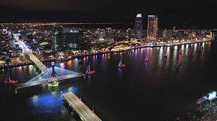 Tour du lịch Đà Nẵng - Hội An 3 ngày đưa quý khách tham quan những địa danh nổi tiếng như sau: Nằm cách trung tâm thành phố Đà Nẵng 30km về phía Tây Nam, Bà Nà Hill – “Hòn ngọc quý” của Đà Nẵng thu hút khách một lượng khách du lịch lớn bởi khí hậu quanh năm mát mẻ, phong cảnh nên thơ trữ tình cùng nhiều kỉ lục được Thế giới ghi nhận. Tour du lịch Đà Nẵng - Hội An 3 ngày Bà Nà Hills Tour du lịch Đà Nẵng - Hội An 3 ngày Cây cầu bàn tay Phật Tour du lịch Đà Nẵng - Hội An 3 ngày Khu phố Pháp Đà Nẵng là thành phố biển nhiều tiềm năng du lịch, được thiên nhiên ưu ái ban tặng những bãi biển hoang sơ, quyến rũ tuyệt đẹp như tranh vẽ. Bãi biển Mỹ Khê là bãi biển đẹp nhất Việt Nam từng được tạp chí kinh tế hàng đầu của Mỹ Forbes đã bình chọn bãi biển Mỹ Khê Đà Nẵng là một trong sáu bãi biển quyến rũ nhất hành tinh. Tour du lịch Đà Nẵng - Hội An 3 ngày Bãi biển Mỹ Khê Về đêm, du khách được tận mắt chứng kiến, thưởng lãm vẻ đẹp của một thành phố năng động. Phố Biển Đà Nẵng về đêm với các cây cầu nổi tiếng: Cầu Rồng phun lửa, Cầu treo Thuận Phước, Cầu Quay sông Hàn, Trung Tâm Thương Mại, Khu phố ẩm thực, Café - Bar - Discotheque, hoặc trải nghiệm cảm giác với Vòng quay Mặt trời Sun Wheel Tour du lịch Đà Nẵng - Hội An 3 ngày Cầu Rồng phun lửa Tour du lịch Đà Nẵng - Hội An 3 ngày Cầu sông Hàn quay Tour du lịch Đà Nẵng - Hội An 3 ngày Vòng quay mặt trời Tiếp tục chặng hành trình tour du lịch Đà Nẵng - Hội An 3 ngày, quý khách được tham quan Cù Lao Chàm. Dù vẫn được coi là một hòn ngọc thô, nhưng Cù Lao Chàm đã và đang trở thành điểm đến cực kỳ hấp dẫn đối với rất nhiều du khách trong và ngoài nước mỗi khi tới Hội An. Tour du lịch Đà Nẵng - Hội An 3 ngày Tàu cao tốc Cù Lao Chàm Sau đó, quý khách trở về với phố cổ Hội An. Tại đây, bạn được thamq quan những địa danh nổi tiếng như sau: Chùa Cầu Nhật Bản + Bảo tàng văn hóa Sa Huỳnh + Nhà Cổ hàng trăm năm tuổi + Hội Quán Phước Kiến & Xưởng thủ công mỹ nghệ… Tour du lịch Đà Nẵng - Hội An 3 ngày Bảo tàng văn hoá Sa Huỳnh Tour du lịch Đà Nẵng - Hội An 3 ngày Hội Quán Phước Kiến Quý khách sẽ được tham quan bán đảo Sơn Trà. Bán đảo Sơn Trà được xem là “viên ngọc quý” của du lịch Đà Nẵng, với những con đường uốn lượn vòng quanh cùng hệ động thực vật đa dạng. Bán đảo nằm trong địa bàn phường Thọ Quang, quận Sơn Trà có diện tích 4.439 ha đất liền. Nơi đây có bờ biển kéo dài, trong xanh quanh năm. Tour du lịch Đà Nẵng - Hội An 3 ngày Bán đảo Sơn Trà Đồng thời, trong chuyến tour du lịch Đà Nẵng - Hội An 3 ngày, quý khách đừng quên thưởng thức những đặc sản, một trong đó chính là Bánh tráng thịt heo 2 đầu da & Mỳ Quảng. Tour du lịch Đà Nẵng - Hội An 3 ngày Đặc sản Đà Nẵng