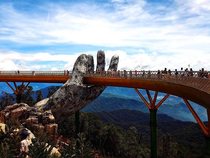 Tour du lịch Đà Nẵng - Hội An 3 ngày đưa quý khách tham quan những địa danh nổi tiếng như sau: Nằm cách trung tâm thành phố Đà Nẵng 30km về phía Tây Nam, Bà Nà Hill – “Hòn ngọc quý” của Đà Nẵng thu hút khách một lượng khách du lịch lớn bởi khí hậu quanh năm mát mẻ, phong cảnh nên thơ trữ tình cùng nhiều kỉ lục được Thế giới ghi nhận. Tour du lịch Đà Nẵng - Hội An 3 ngày Bà Nà Hills Tour du lịch Đà Nẵng - Hội An 3 ngày Cây cầu bàn tay Phật Tour du lịch Đà Nẵng - Hội An 3 ngày Khu phố Pháp Đà Nẵng là thành phố biển nhiều tiềm năng du lịch, được thiên nhiên ưu ái ban tặng những bãi biển hoang sơ, quyến rũ tuyệt đẹp như tranh vẽ. Bãi biển Mỹ Khê là bãi biển đẹp nhất Việt Nam từng được tạp chí kinh tế hàng đầu của Mỹ Forbes đã bình chọn bãi biển Mỹ Khê Đà Nẵng là một trong sáu bãi biển quyến rũ nhất hành tinh. Tour du lịch Đà Nẵng - Hội An 3 ngày Bãi biển Mỹ Khê Về đêm, du khách được tận mắt chứng kiến, thưởng lãm vẻ đẹp của một thành phố năng động. Phố Biển Đà Nẵng về đêm với các cây cầu nổi tiếng: Cầu Rồng phun lửa, Cầu treo Thuận Phước, Cầu Quay sông Hàn, Trung Tâm Thương Mại, Khu phố ẩm thực, Café - Bar - Discotheque, hoặc trải nghiệm cảm giác với Vòng quay Mặt trời Sun Wheel Tour du lịch Đà Nẵng - Hội An 3 ngày Cầu Rồng phun lửa Tour du lịch Đà Nẵng - Hội An 3 ngày Cầu sông Hàn quay Tour du lịch Đà Nẵng - Hội An 3 ngày Vòng quay mặt trời Tiếp tục chặng hành trình tour du lịch Đà Nẵng - Hội An 3 ngày, quý khách được tham quan Cù Lao Chàm. Dù vẫn được coi là một hòn ngọc thô, nhưng Cù Lao Chàm đã và đang trở thành điểm đến cực kỳ hấp dẫn đối với rất nhiều du khách trong và ngoài nước mỗi khi tới Hội An. Tour du lịch Đà Nẵng - Hội An 3 ngày Tàu cao tốc Cù Lao Chàm Sau đó, quý khách trở về với phố cổ Hội An. Tại đây, bạn được thamq quan những địa danh nổi tiếng như sau: Chùa Cầu Nhật Bản + Bảo tàng văn hóa Sa Huỳnh + Nhà Cổ hàng trăm năm tuổi + Hội Quán Phước Kiến & Xưởng thủ công mỹ nghệ… Tour du lịch Đà Nẵng - Hội An 3 ngày Bảo tàng văn hoá Sa Huỳnh Tour du lịch Đà Nẵng - Hội An 3 ngày Hội Quán Phước Kiến Quý khách sẽ được tham quan bán đảo Sơn Trà. Bán đảo Sơn Trà được xem là “viên ngọc quý” của du lịch Đà Nẵng, với những con đường uốn lượn vòng quanh cùng hệ động thực vật đa dạng. Bán đảo nằm trong địa bàn phường Thọ Quang, quận Sơn Trà có diện tích 4.439 ha đất liền. Nơi đây có bờ biển kéo dài, trong xanh quanh năm. Tour du lịch Đà Nẵng - Hội An 3 ngày Bán đảo Sơn Trà Đồng thời, trong chuyến tour du lịch Đà Nẵng - Hội An 3 ngày, quý khách đừng quên thưởng thức những đặc sản, một trong đó chính là Bánh tráng thịt heo 2 đầu da & Mỳ Quảng. Tour du lịch Đà Nẵng - Hội An 3 ngày Đặc sản Đà Nẵng