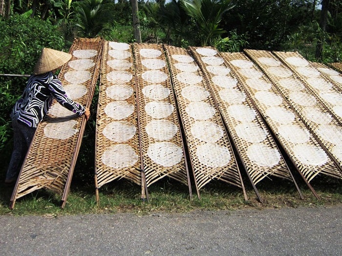 Công đoạn phơi bánh tráng