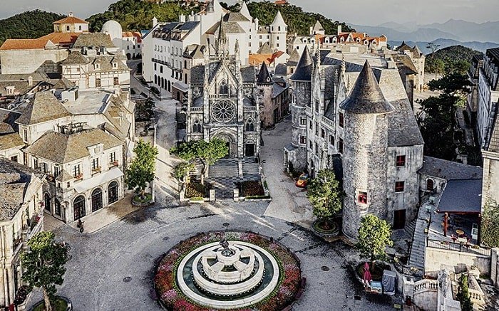 Tour du lịch Đà Nẵng - Hội An 3 ngày đưa quý khách tham quan những địa danh nổi tiếng như sau: Nằm cách trung tâm thành phố Đà Nẵng 30km về phía Tây Nam, Bà Nà Hill – “Hòn ngọc quý” của Đà Nẵng thu hút khách một lượng khách du lịch lớn bởi khí hậu quanh năm mát mẻ, phong cảnh nên thơ trữ tình cùng nhiều kỉ lục được Thế giới ghi nhận. Tour du lịch Đà Nẵng - Hội An 3 ngày Bà Nà Hills Tour du lịch Đà Nẵng - Hội An 3 ngày Cây cầu bàn tay Phật Tour du lịch Đà Nẵng - Hội An 3 ngày Khu phố Pháp Đà Nẵng là thành phố biển nhiều tiềm năng du lịch, được thiên nhiên ưu ái ban tặng những bãi biển hoang sơ, quyến rũ tuyệt đẹp như tranh vẽ. Bãi biển Mỹ Khê là bãi biển đẹp nhất Việt Nam từng được tạp chí kinh tế hàng đầu của Mỹ Forbes đã bình chọn bãi biển Mỹ Khê Đà Nẵng là một trong sáu bãi biển quyến rũ nhất hành tinh. Tour du lịch Đà Nẵng - Hội An 3 ngày Bãi biển Mỹ Khê Về đêm, du khách được tận mắt chứng kiến, thưởng lãm vẻ đẹp của một thành phố năng động. Phố Biển Đà Nẵng về đêm với các cây cầu nổi tiếng: Cầu Rồng phun lửa, Cầu treo Thuận Phước, Cầu Quay sông Hàn, Trung Tâm Thương Mại, Khu phố ẩm thực, Café - Bar - Discotheque, hoặc trải nghiệm cảm giác với Vòng quay Mặt trời Sun Wheel Tour du lịch Đà Nẵng - Hội An 3 ngày Cầu Rồng phun lửa Tour du lịch Đà Nẵng - Hội An 3 ngày Cầu sông Hàn quay Tour du lịch Đà Nẵng - Hội An 3 ngày Vòng quay mặt trời Tiếp tục chặng hành trình tour du lịch Đà Nẵng - Hội An 3 ngày, quý khách được tham quan Cù Lao Chàm. Dù vẫn được coi là một hòn ngọc thô, nhưng Cù Lao Chàm đã và đang trở thành điểm đến cực kỳ hấp dẫn đối với rất nhiều du khách trong và ngoài nước mỗi khi tới Hội An. Tour du lịch Đà Nẵng - Hội An 3 ngày Tàu cao tốc Cù Lao Chàm Sau đó, quý khách trở về với phố cổ Hội An. Tại đây, bạn được thamq quan những địa danh nổi tiếng như sau: Chùa Cầu Nhật Bản + Bảo tàng văn hóa Sa Huỳnh + Nhà Cổ hàng trăm năm tuổi + Hội Quán Phước Kiến & Xưởng thủ công mỹ nghệ… Tour du lịch Đà Nẵng - Hội An 3 ngày Bảo tàng văn hoá Sa Huỳnh Tour du lịch Đà Nẵng - Hội An 3 ngày Hội Quán Phước Kiến Quý khách sẽ được tham quan bán đảo Sơn Trà. Bán đảo Sơn Trà được xem là “viên ngọc quý” của du lịch Đà Nẵng, với những con đường uốn lượn vòng quanh cùng hệ động thực vật đa dạng. Bán đảo nằm trong địa bàn phường Thọ Quang, quận Sơn Trà có diện tích 4.439 ha đất liền. Nơi đây có bờ biển kéo dài, trong xanh quanh năm. Tour du lịch Đà Nẵng - Hội An 3 ngày Bán đảo Sơn Trà Đồng thời, trong chuyến tour du lịch Đà Nẵng - Hội An 3 ngày, quý khách đừng quên thưởng thức những đặc sản, một trong đó chính là Bánh tráng thịt heo 2 đầu da & Mỳ Quảng. Tour du lịch Đà Nẵng - Hội An 3 ngày Đặc sản Đà Nẵng