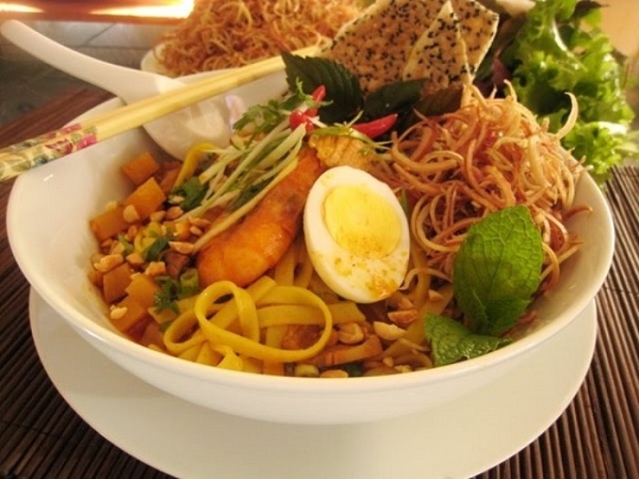 Tô mỳ Quảng điểm xuyến vài mẻ bánh tráng nướng