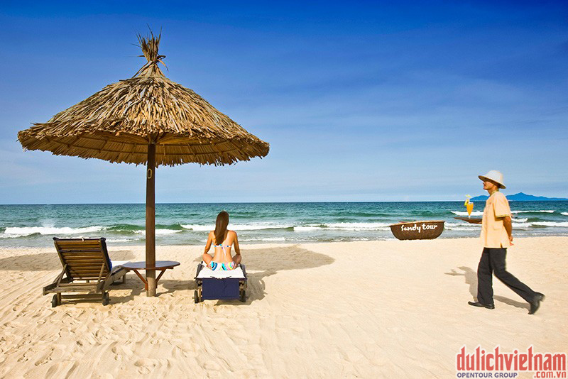 Tắm nắng, ngắm cảnh biển tại Sandy Beach Resort