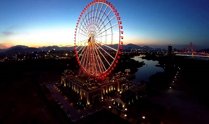 Tour du lịch Đà Nẵng - Hội An 3 ngày đưa quý khách tham quan những địa danh nổi tiếng như sau: Nằm cách trung tâm thành phố Đà Nẵng 30km về phía Tây Nam, Bà Nà Hill – “Hòn ngọc quý” của Đà Nẵng thu hút khách một lượng khách du lịch lớn bởi khí hậu quanh năm mát mẻ, phong cảnh nên thơ trữ tình cùng nhiều kỉ lục được Thế giới ghi nhận. Tour du lịch Đà Nẵng - Hội An 3 ngày Bà Nà Hills Tour du lịch Đà Nẵng - Hội An 3 ngày Cây cầu bàn tay Phật Tour du lịch Đà Nẵng - Hội An 3 ngày Khu phố Pháp Đà Nẵng là thành phố biển nhiều tiềm năng du lịch, được thiên nhiên ưu ái ban tặng những bãi biển hoang sơ, quyến rũ tuyệt đẹp như tranh vẽ. Bãi biển Mỹ Khê là bãi biển đẹp nhất Việt Nam từng được tạp chí kinh tế hàng đầu của Mỹ Forbes đã bình chọn bãi biển Mỹ Khê Đà Nẵng là một trong sáu bãi biển quyến rũ nhất hành tinh. Tour du lịch Đà Nẵng - Hội An 3 ngày Bãi biển Mỹ Khê Về đêm, du khách được tận mắt chứng kiến, thưởng lãm vẻ đẹp của một thành phố năng động. Phố Biển Đà Nẵng về đêm với các cây cầu nổi tiếng: Cầu Rồng phun lửa, Cầu treo Thuận Phước, Cầu Quay sông Hàn, Trung Tâm Thương Mại, Khu phố ẩm thực, Café - Bar - Discotheque, hoặc trải nghiệm cảm giác với Vòng quay Mặt trời Sun Wheel Tour du lịch Đà Nẵng - Hội An 3 ngày Cầu Rồng phun lửa Tour du lịch Đà Nẵng - Hội An 3 ngày Cầu sông Hàn quay Tour du lịch Đà Nẵng - Hội An 3 ngày Vòng quay mặt trời Tiếp tục chặng hành trình tour du lịch Đà Nẵng - Hội An 3 ngày, quý khách được tham quan Cù Lao Chàm. Dù vẫn được coi là một hòn ngọc thô, nhưng Cù Lao Chàm đã và đang trở thành điểm đến cực kỳ hấp dẫn đối với rất nhiều du khách trong và ngoài nước mỗi khi tới Hội An. Tour du lịch Đà Nẵng - Hội An 3 ngày Tàu cao tốc Cù Lao Chàm Sau đó, quý khách trở về với phố cổ Hội An. Tại đây, bạn được thamq quan những địa danh nổi tiếng như sau: Chùa Cầu Nhật Bản + Bảo tàng văn hóa Sa Huỳnh + Nhà Cổ hàng trăm năm tuổi + Hội Quán Phước Kiến & Xưởng thủ công mỹ nghệ… Tour du lịch Đà Nẵng - Hội An 3 ngày Bảo tàng văn hoá Sa Huỳnh Tour du lịch Đà Nẵng - Hội An 3 ngày Hội Quán Phước Kiến Quý khách sẽ được tham quan bán đảo Sơn Trà. Bán đảo Sơn Trà được xem là “viên ngọc quý” của du lịch Đà Nẵng, với những con đường uốn lượn vòng quanh cùng hệ động thực vật đa dạng. Bán đảo nằm trong địa bàn phường Thọ Quang, quận Sơn Trà có diện tích 4.439 ha đất liền. Nơi đây có bờ biển kéo dài, trong xanh quanh năm. Tour du lịch Đà Nẵng - Hội An 3 ngày Bán đảo Sơn Trà Đồng thời, trong chuyến tour du lịch Đà Nẵng - Hội An 3 ngày, quý khách đừng quên thưởng thức những đặc sản, một trong đó chính là Bánh tráng thịt heo 2 đầu da & Mỳ Quảng. Tour du lịch Đà Nẵng - Hội An 3 ngày Đặc sản Đà Nẵng