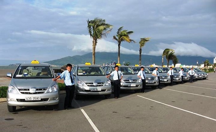 Phương tiện taxi di chuyển trong lòng thành phố