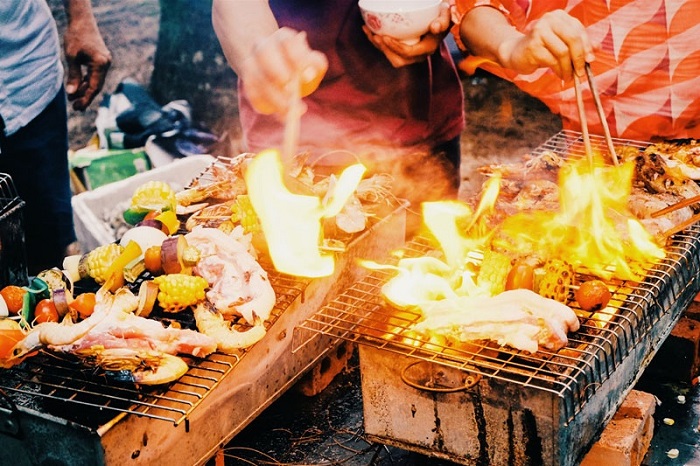 Tiệc BBQ ngoài trời ở khu du lịch thật là trải nghiệm thú vị