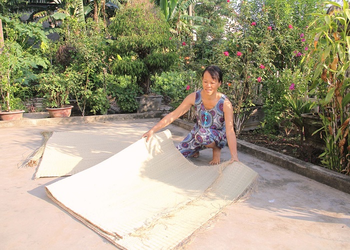 Chiếu trơn dệt xong đem phơi khô
