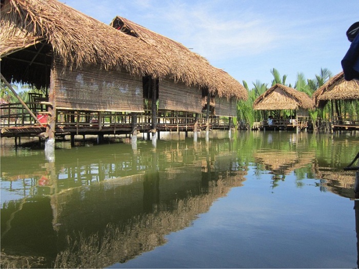 Những nhà chòi được dựng lên phục vụ nhu cầu du khách