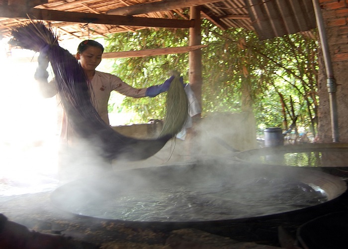 Công đoạn nhuộm phẩm màu chiếu cói