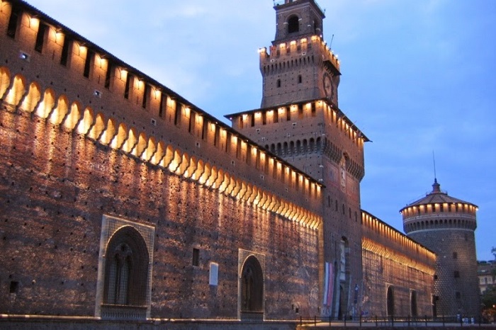 lâu đài Sforzesco.