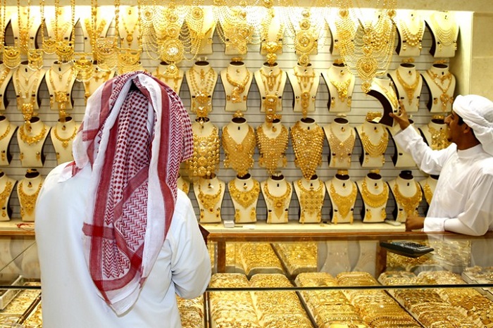 Gold Souk - nhân viên bán hàng sẽ sẵn sàn cho bạn xem những món hàng mà bạn thích Gold Souk - nhân viên bán hàng sẽ sẵn sàn cho bạn xem những món hàng mà bạn thích