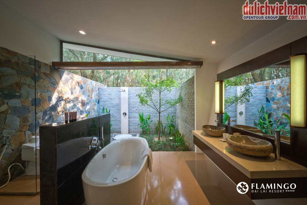 Phòng tắm được trang bị đầy đủ đồ dùng