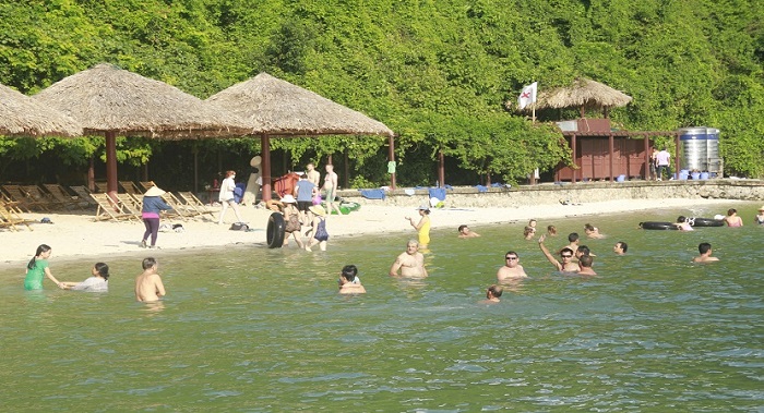 Bãi tắm Soi Sim, nhiều du khách ngâm mình thư giãn trong chuyến du lịch