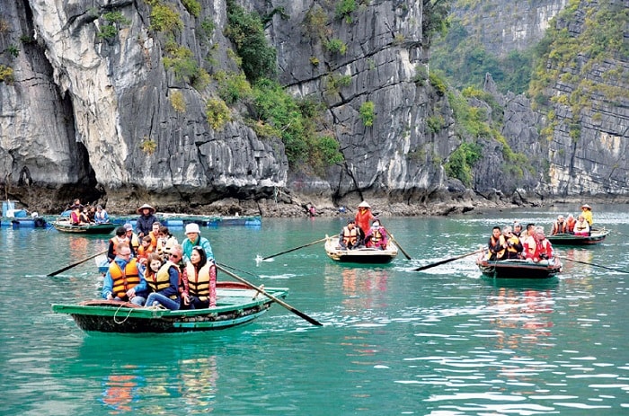 Du khách tham quan làng chài 