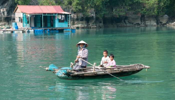 Người ngư dân chất phác và nét mặt trẻ em làng chài vô tư, hồn nhiên