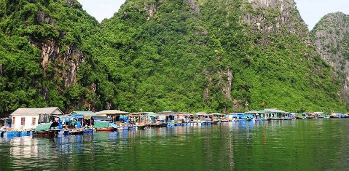 Làng chài Cửa Vạn