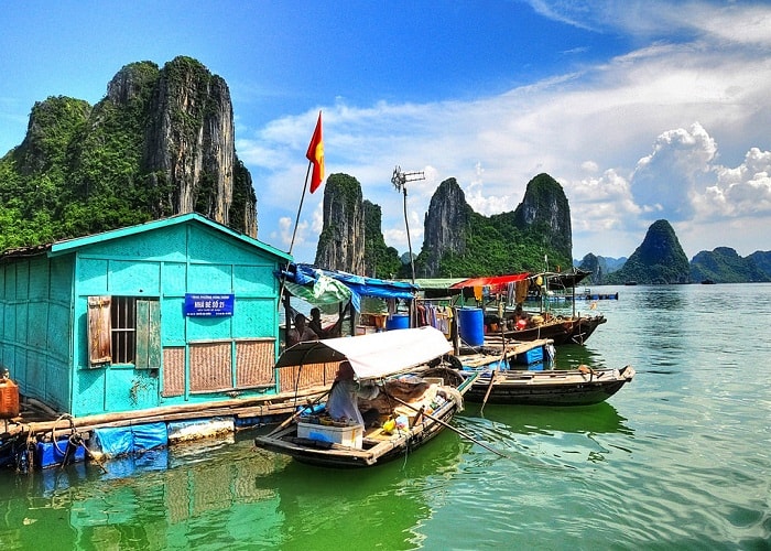 Làng chài nằm e ấp bên sườn núi