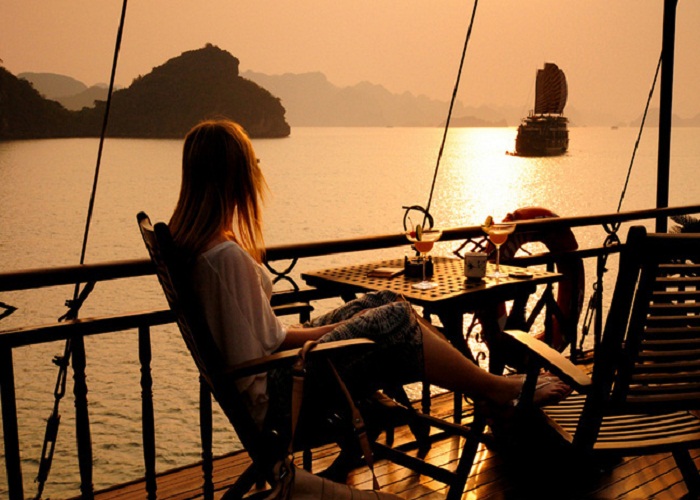 Lặng lẽ ngắm nhìn hoàng hôn buông xuống từ du thuyền ở Hạ Long