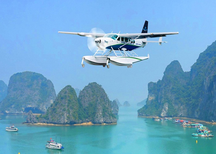 Một loại phương tiện ngắm toàn bộ cảnh đẹp Hạ Long là từ thuỷ phi cơ