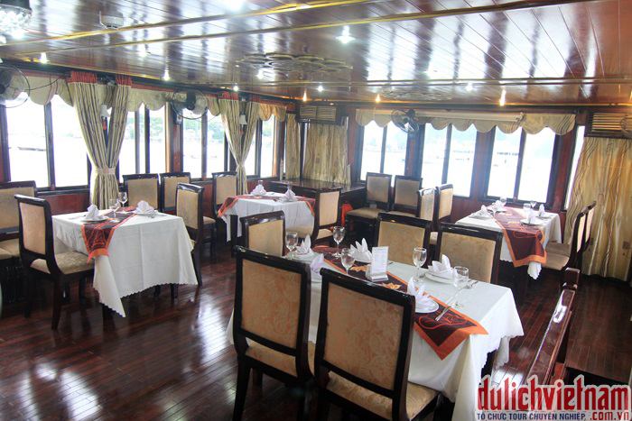 Ăn tối trên du thuyền Legacy Cruise Ăn tối trên du thuyền Legacy Cruise