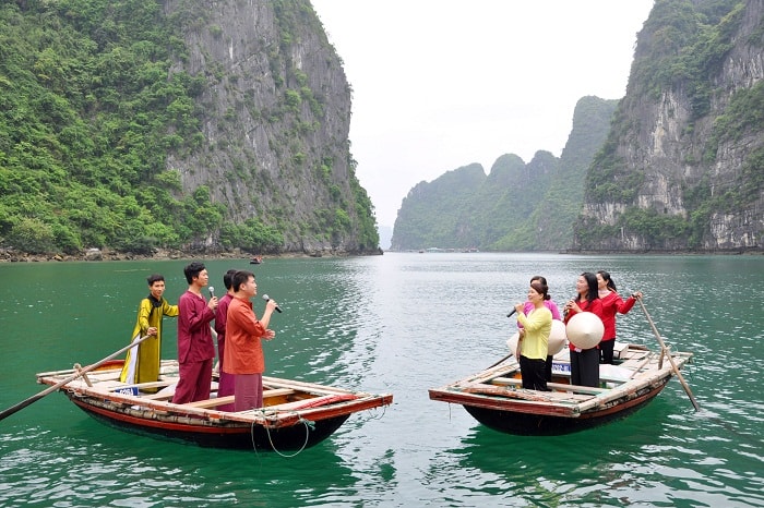 Những đôi trai gái hát giao duyên