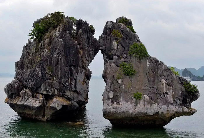 Hòn đá Trống Mái, lực lưỡng, khổng lồ, ngạo nghễ đang chọi vào nhau