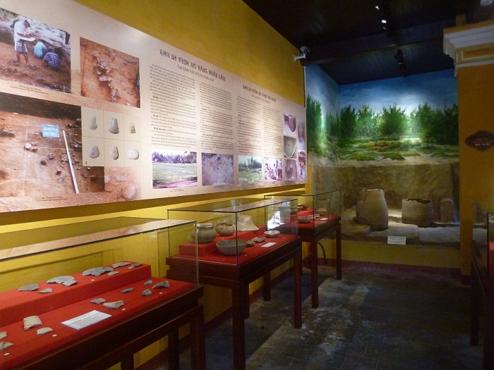 Tour du lịch Đà Nẵng - Hội An 3 ngày đưa quý khách tham quan những địa danh nổi tiếng như sau: Nằm cách trung tâm thành phố Đà Nẵng 30km về phía Tây Nam, Bà Nà Hill – “Hòn ngọc quý” của Đà Nẵng thu hút khách một lượng khách du lịch lớn bởi khí hậu quanh năm mát mẻ, phong cảnh nên thơ trữ tình cùng nhiều kỉ lục được Thế giới ghi nhận. Tour du lịch Đà Nẵng - Hội An 3 ngày Bà Nà Hills Tour du lịch Đà Nẵng - Hội An 3 ngày Cây cầu bàn tay Phật Tour du lịch Đà Nẵng - Hội An 3 ngày Khu phố Pháp Đà Nẵng là thành phố biển nhiều tiềm năng du lịch, được thiên nhiên ưu ái ban tặng những bãi biển hoang sơ, quyến rũ tuyệt đẹp như tranh vẽ. Bãi biển Mỹ Khê là bãi biển đẹp nhất Việt Nam từng được tạp chí kinh tế hàng đầu của Mỹ Forbes đã bình chọn bãi biển Mỹ Khê Đà Nẵng là một trong sáu bãi biển quyến rũ nhất hành tinh. Tour du lịch Đà Nẵng - Hội An 3 ngày Bãi biển Mỹ Khê Về đêm, du khách được tận mắt chứng kiến, thưởng lãm vẻ đẹp của một thành phố năng động. Phố Biển Đà Nẵng về đêm với các cây cầu nổi tiếng: Cầu Rồng phun lửa, Cầu treo Thuận Phước, Cầu Quay sông Hàn, Trung Tâm Thương Mại, Khu phố ẩm thực, Café - Bar - Discotheque, hoặc trải nghiệm cảm giác với Vòng quay Mặt trời Sun Wheel Tour du lịch Đà Nẵng - Hội An 3 ngày Cầu Rồng phun lửa Tour du lịch Đà Nẵng - Hội An 3 ngày Cầu sông Hàn quay Tour du lịch Đà Nẵng - Hội An 3 ngày Vòng quay mặt trời Tiếp tục chặng hành trình tour du lịch Đà Nẵng - Hội An 3 ngày, quý khách được tham quan Cù Lao Chàm. Dù vẫn được coi là một hòn ngọc thô, nhưng Cù Lao Chàm đã và đang trở thành điểm đến cực kỳ hấp dẫn đối với rất nhiều du khách trong và ngoài nước mỗi khi tới Hội An. Tour du lịch Đà Nẵng - Hội An 3 ngày Tàu cao tốc Cù Lao Chàm Sau đó, quý khách trở về với phố cổ Hội An. Tại đây, bạn được thamq quan những địa danh nổi tiếng như sau: Chùa Cầu Nhật Bản + Bảo tàng văn hóa Sa Huỳnh + Nhà Cổ hàng trăm năm tuổi + Hội Quán Phước Kiến & Xưởng thủ công mỹ nghệ… Tour du lịch Đà Nẵng - Hội An 3 ngày Bảo tàng văn hoá Sa Huỳnh Tour du lịch Đà Nẵng - Hội An 3 ngày Hội Quán Phước Kiến Quý khách sẽ được tham quan bán đảo Sơn Trà. Bán đảo Sơn Trà được xem là “viên ngọc quý” của du lịch Đà Nẵng, với những con đường uốn lượn vòng quanh cùng hệ động thực vật đa dạng. Bán đảo nằm trong địa bàn phường Thọ Quang, quận Sơn Trà có diện tích 4.439 ha đất liền. Nơi đây có bờ biển kéo dài, trong xanh quanh năm. Tour du lịch Đà Nẵng - Hội An 3 ngày Bán đảo Sơn Trà Đồng thời, trong chuyến tour du lịch Đà Nẵng - Hội An 3 ngày, quý khách đừng quên thưởng thức những đặc sản, một trong đó chính là Bánh tráng thịt heo 2 đầu da & Mỳ Quảng. Tour du lịch Đà Nẵng - Hội An 3 ngày Đặc sản Đà Nẵng