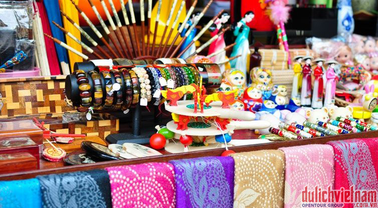 Rất nhiều món quà lưu niệm cho bạn lựa chọn