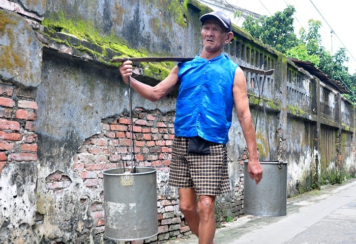 Những đôi quang gánh nước giếng Bá Lễ đi dọc khắp các nẻo đường phố cổ