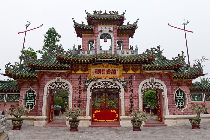 Tour du lịch Đà Nẵng - Hội An 3 ngày đưa quý khách tham quan những địa danh nổi tiếng như sau: Nằm cách trung tâm thành phố Đà Nẵng 30km về phía Tây Nam, Bà Nà Hill – “Hòn ngọc quý” của Đà Nẵng thu hút khách một lượng khách du lịch lớn bởi khí hậu quanh năm mát mẻ, phong cảnh nên thơ trữ tình cùng nhiều kỉ lục được Thế giới ghi nhận. Tour du lịch Đà Nẵng - Hội An 3 ngày Bà Nà Hills Tour du lịch Đà Nẵng - Hội An 3 ngày Cây cầu bàn tay Phật Tour du lịch Đà Nẵng - Hội An 3 ngày Khu phố Pháp Đà Nẵng là thành phố biển nhiều tiềm năng du lịch, được thiên nhiên ưu ái ban tặng những bãi biển hoang sơ, quyến rũ tuyệt đẹp như tranh vẽ. Bãi biển Mỹ Khê là bãi biển đẹp nhất Việt Nam từng được tạp chí kinh tế hàng đầu của Mỹ Forbes đã bình chọn bãi biển Mỹ Khê Đà Nẵng là một trong sáu bãi biển quyến rũ nhất hành tinh. Tour du lịch Đà Nẵng - Hội An 3 ngày Bãi biển Mỹ Khê Về đêm, du khách được tận mắt chứng kiến, thưởng lãm vẻ đẹp của một thành phố năng động. Phố Biển Đà Nẵng về đêm với các cây cầu nổi tiếng: Cầu Rồng phun lửa, Cầu treo Thuận Phước, Cầu Quay sông Hàn, Trung Tâm Thương Mại, Khu phố ẩm thực, Café - Bar - Discotheque, hoặc trải nghiệm cảm giác với Vòng quay Mặt trời Sun Wheel Tour du lịch Đà Nẵng - Hội An 3 ngày Cầu Rồng phun lửa Tour du lịch Đà Nẵng - Hội An 3 ngày Cầu sông Hàn quay Tour du lịch Đà Nẵng - Hội An 3 ngày Vòng quay mặt trời Tiếp tục chặng hành trình tour du lịch Đà Nẵng - Hội An 3 ngày, quý khách được tham quan Cù Lao Chàm. Dù vẫn được coi là một hòn ngọc thô, nhưng Cù Lao Chàm đã và đang trở thành điểm đến cực kỳ hấp dẫn đối với rất nhiều du khách trong và ngoài nước mỗi khi tới Hội An. Tour du lịch Đà Nẵng - Hội An 3 ngày Tàu cao tốc Cù Lao Chàm Sau đó, quý khách trở về với phố cổ Hội An. Tại đây, bạn được thamq quan những địa danh nổi tiếng như sau: Chùa Cầu Nhật Bản + Bảo tàng văn hóa Sa Huỳnh + Nhà Cổ hàng trăm năm tuổi + Hội Quán Phước Kiến & Xưởng thủ công mỹ nghệ… Tour du lịch Đà Nẵng - Hội An 3 ngày Bảo tàng văn hoá Sa Huỳnh Tour du lịch Đà Nẵng - Hội An 3 ngày Hội Quán Phước Kiến Quý khách sẽ được tham quan bán đảo Sơn Trà. Bán đảo Sơn Trà được xem là “viên ngọc quý” của du lịch Đà Nẵng, với những con đường uốn lượn vòng quanh cùng hệ động thực vật đa dạng. Bán đảo nằm trong địa bàn phường Thọ Quang, quận Sơn Trà có diện tích 4.439 ha đất liền. Nơi đây có bờ biển kéo dài, trong xanh quanh năm. Tour du lịch Đà Nẵng - Hội An 3 ngày Bán đảo Sơn Trà Đồng thời, trong chuyến tour du lịch Đà Nẵng - Hội An 3 ngày, quý khách đừng quên thưởng thức những đặc sản, một trong đó chính là Bánh tráng thịt heo 2 đầu da & Mỳ Quảng. Tour du lịch Đà Nẵng - Hội An 3 ngày Đặc sản Đà Nẵng