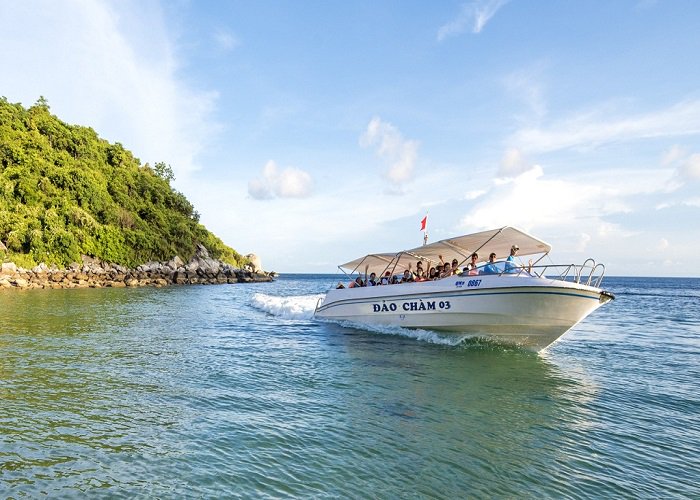 Tour du lịch Đà Nẵng - Hội An 3 ngày đưa quý khách tham quan những địa danh nổi tiếng như sau: Nằm cách trung tâm thành phố Đà Nẵng 30km về phía Tây Nam, Bà Nà Hill – “Hòn ngọc quý” của Đà Nẵng thu hút khách một lượng khách du lịch lớn bởi khí hậu quanh năm mát mẻ, phong cảnh nên thơ trữ tình cùng nhiều kỉ lục được Thế giới ghi nhận. Tour du lịch Đà Nẵng - Hội An 3 ngày Bà Nà Hills Tour du lịch Đà Nẵng - Hội An 3 ngày Cây cầu bàn tay Phật Tour du lịch Đà Nẵng - Hội An 3 ngày Khu phố Pháp Đà Nẵng là thành phố biển nhiều tiềm năng du lịch, được thiên nhiên ưu ái ban tặng những bãi biển hoang sơ, quyến rũ tuyệt đẹp như tranh vẽ. Bãi biển Mỹ Khê là bãi biển đẹp nhất Việt Nam từng được tạp chí kinh tế hàng đầu của Mỹ Forbes đã bình chọn bãi biển Mỹ Khê Đà Nẵng là một trong sáu bãi biển quyến rũ nhất hành tinh. Tour du lịch Đà Nẵng - Hội An 3 ngày Bãi biển Mỹ Khê Về đêm, du khách được tận mắt chứng kiến, thưởng lãm vẻ đẹp của một thành phố năng động. Phố Biển Đà Nẵng về đêm với các cây cầu nổi tiếng: Cầu Rồng phun lửa, Cầu treo Thuận Phước, Cầu Quay sông Hàn, Trung Tâm Thương Mại, Khu phố ẩm thực, Café - Bar - Discotheque, hoặc trải nghiệm cảm giác với Vòng quay Mặt trời Sun Wheel Tour du lịch Đà Nẵng - Hội An 3 ngày Cầu Rồng phun lửa Tour du lịch Đà Nẵng - Hội An 3 ngày Cầu sông Hàn quay Tour du lịch Đà Nẵng - Hội An 3 ngày Vòng quay mặt trời Tiếp tục chặng hành trình tour du lịch Đà Nẵng - Hội An 3 ngày, quý khách được tham quan Cù Lao Chàm. Dù vẫn được coi là một hòn ngọc thô, nhưng Cù Lao Chàm đã và đang trở thành điểm đến cực kỳ hấp dẫn đối với rất nhiều du khách trong và ngoài nước mỗi khi tới Hội An. Tour du lịch Đà Nẵng - Hội An 3 ngày Tàu cao tốc Cù Lao Chàm Sau đó, quý khách trở về với phố cổ Hội An. Tại đây, bạn được thamq quan những địa danh nổi tiếng như sau: Chùa Cầu Nhật Bản + Bảo tàng văn hóa Sa Huỳnh + Nhà Cổ hàng trăm năm tuổi + Hội Quán Phước Kiến & Xưởng thủ công mỹ nghệ… Tour du lịch Đà Nẵng - Hội An 3 ngày Bảo tàng văn hoá Sa Huỳnh Tour du lịch Đà Nẵng - Hội An 3 ngày Hội Quán Phước Kiến Quý khách sẽ được tham quan bán đảo Sơn Trà. Bán đảo Sơn Trà được xem là “viên ngọc quý” của du lịch Đà Nẵng, với những con đường uốn lượn vòng quanh cùng hệ động thực vật đa dạng. Bán đảo nằm trong địa bàn phường Thọ Quang, quận Sơn Trà có diện tích 4.439 ha đất liền. Nơi đây có bờ biển kéo dài, trong xanh quanh năm. Tour du lịch Đà Nẵng - Hội An 3 ngày Bán đảo Sơn Trà Đồng thời, trong chuyến tour du lịch Đà Nẵng - Hội An 3 ngày, quý khách đừng quên thưởng thức những đặc sản, một trong đó chính là Bánh tráng thịt heo 2 đầu da & Mỳ Quảng. Tour du lịch Đà Nẵng - Hội An 3 ngày Đặc sản Đà Nẵng