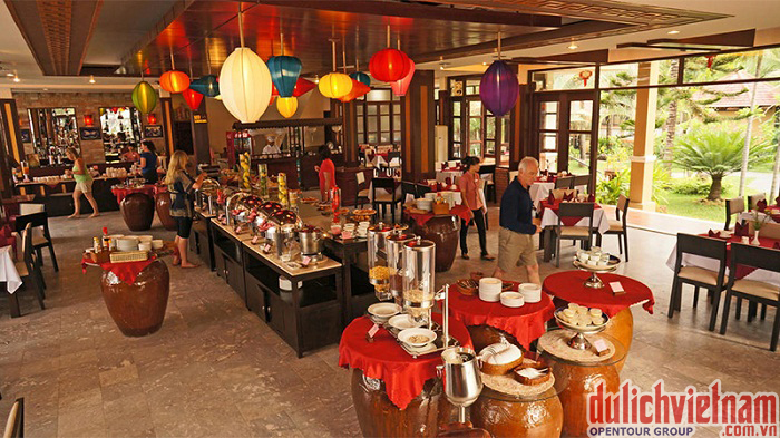 Nhà hàng của Vĩnh Hưng Riverside với rất nhiều món ăn Á Âu hấp dẫn