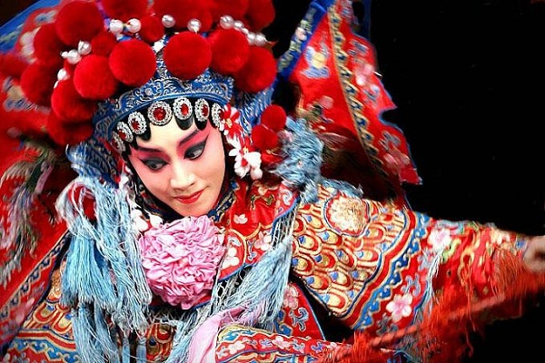 Biểu diễn kinh kịch ở chợ đêm phố Chùa