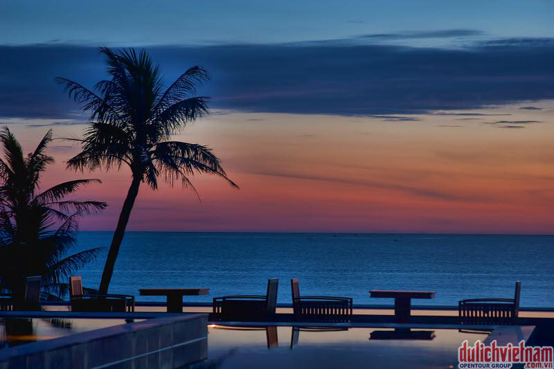 Ana Mandara Huế Resort & Spa có bờ biển riêng với cát trắng và nước trong xanh